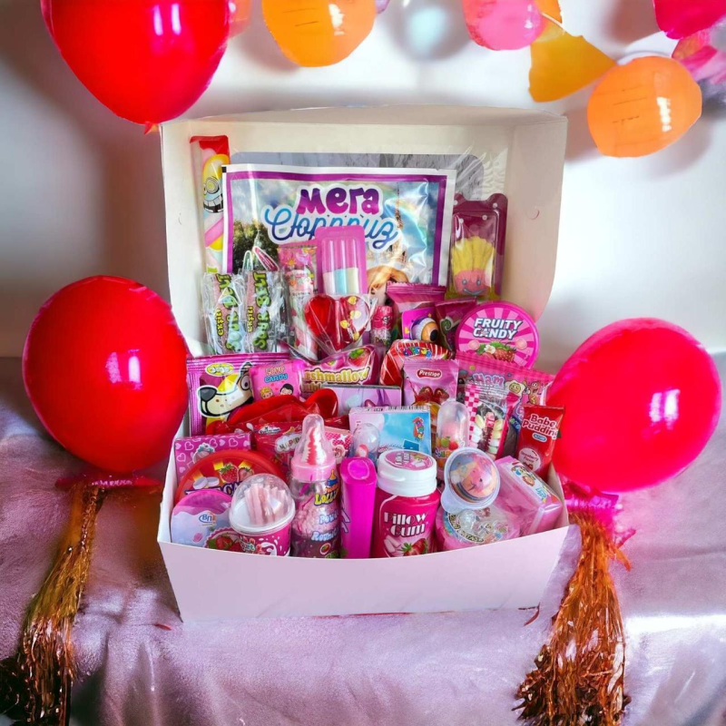 Подарунок-сюрприз на день народження дівчинці, велика коробка з цукерками та іграшкою