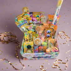 Яскравий подарунковий бокс дитині, Солодкі бокси з іграшкою на день народження, Солодощі для дитячого свята