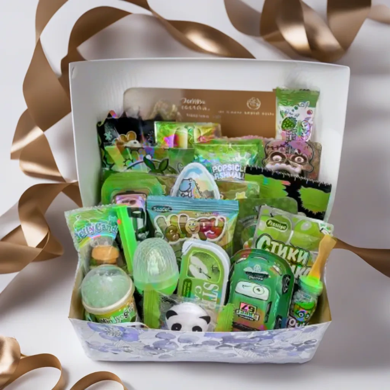 Сюрприз коробка зелена, Солодкий бокс для дитини на день народження, Солодощі для дитячого свята