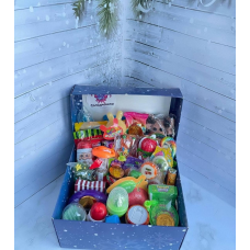 Подарунковий бокс із солодощами в новорічні коробці під ялинку