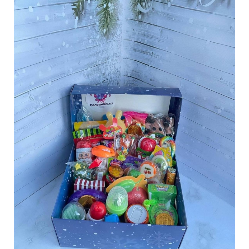 Подарунковий бокс із солодощами в новорічні коробці під ялинку Подарунковий бокс із солодощами в новорічні коробці під ялинку