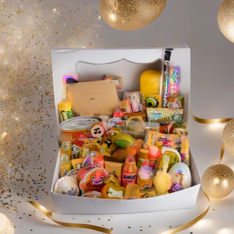 Подарунковий бокс з помаранчевими цукерками, солодкий дитячий подарунок з іграшкою до свята