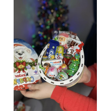 Новорічний подарунковий набір Кіндер для дитини, СвітБокс у дерев'яній коробці Кіндер Сюрприз