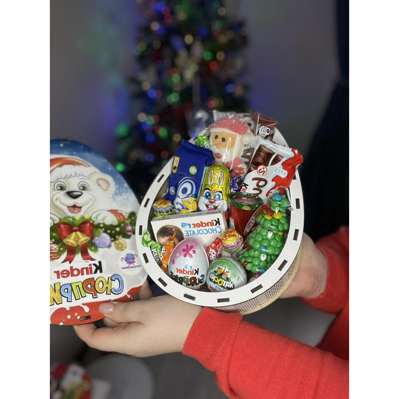 Новорічний подарунковий набір Кіндер для дитини, СвітБокс у дерев'яній коробці Кіндер Сюрприз