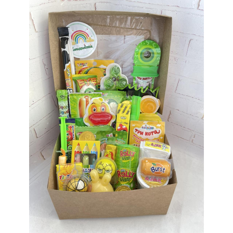 Коробка яскравих частування хлопчику, Дитячий солодкий подарунок, Бокс із солодощами жовто-зелений