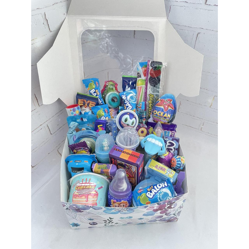 Подарункова коробка з частуванням для хлопчика, Солодкий бокс з іграшкою та цукерками