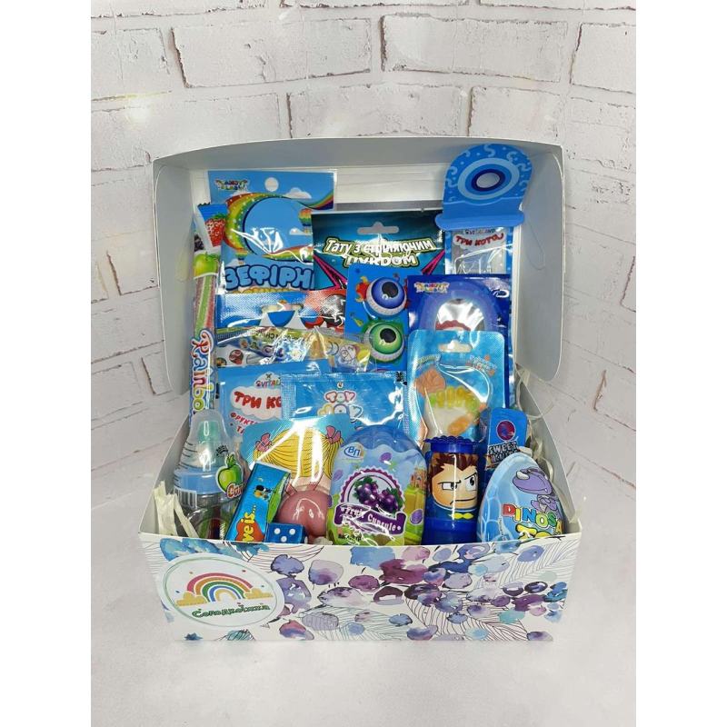 Коробочка з сюрпризом для хлопчика, Солодкий подарунок на свято, Бокс із солодощами