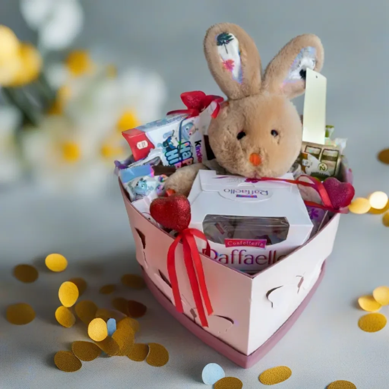 Смачний подарунок для дівчини, Романтичний подарунок на 8 березня, Солодкий бокс з іграшкою