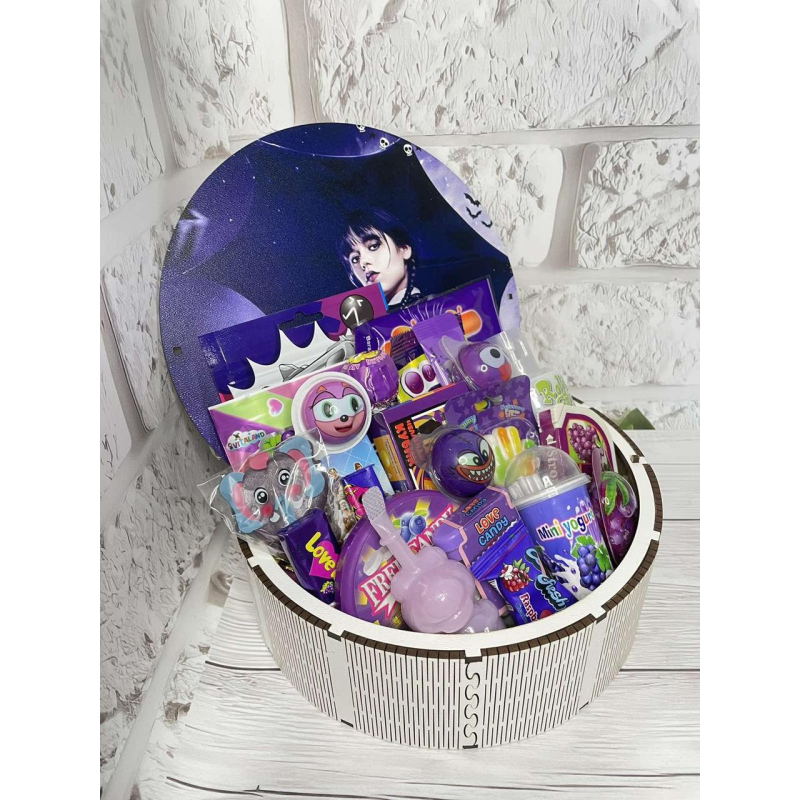 Солодкий подарунок Венсдей для дівчинки, Яскравий презент на свято, Набір дитячих солодощів з сюрпризом