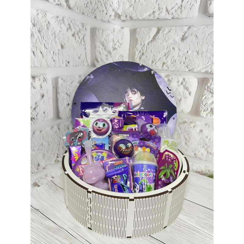 Оригінальний подарунок Венсдей Аддамс для дівчинки, Незвичайний презент на іменини, Набір солодощів з сюрпризом