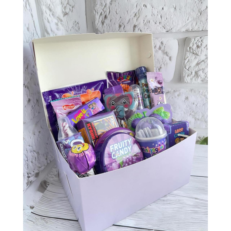 Подарунок на день народження,Бузковий SweetBox для дівчинки,  Набір солодощів для дитини