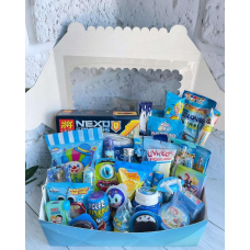 Набір яскравих частування для хлопчика, Дитячий солодкий подарунок з сюрпризом, Бокс з солодощами