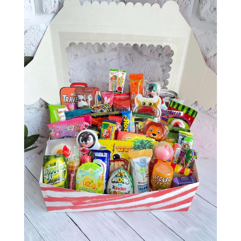 Солодкий подарунок для малюка: Коробка з цукерками, Набір солодощів з іграшкою на День народження