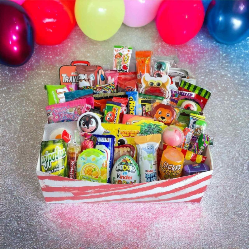 Подарунковий набір : Коробка з цукерками, Набір солодощів з іграшкою на День народження