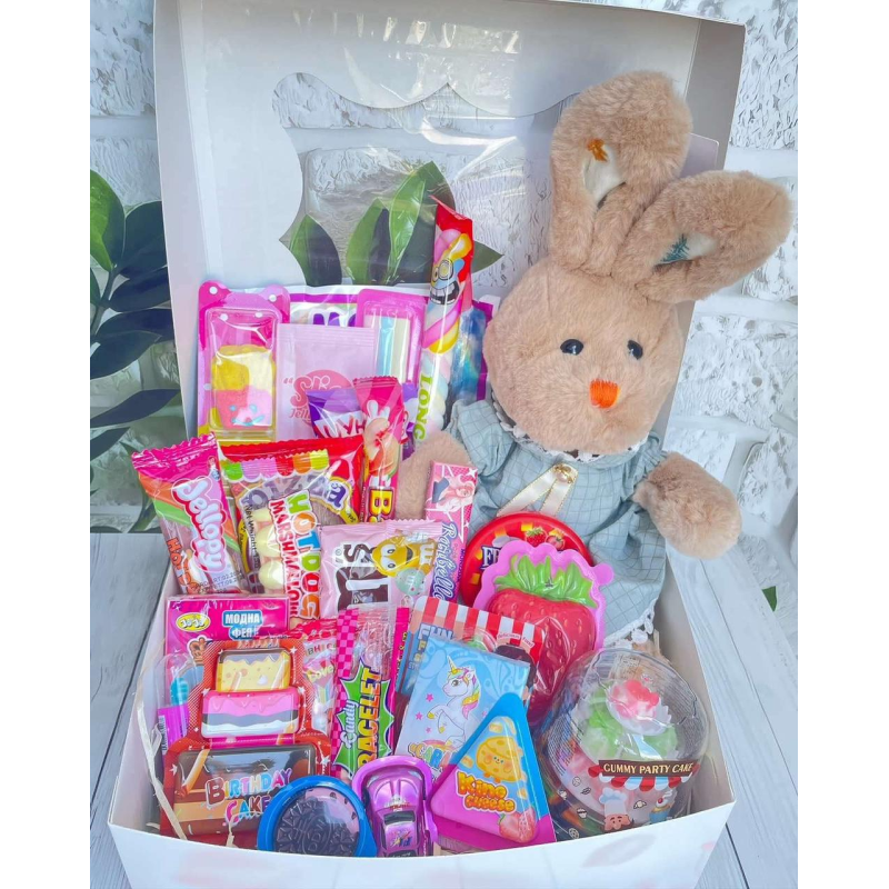 Подарунковий бокс на день народження дівчинці, велика коробка з цукерками та іграшкою