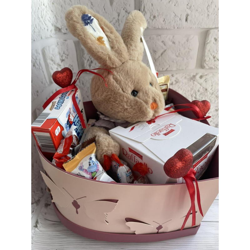 Подарунковий набір для дівчини з вишуканими цукерками 