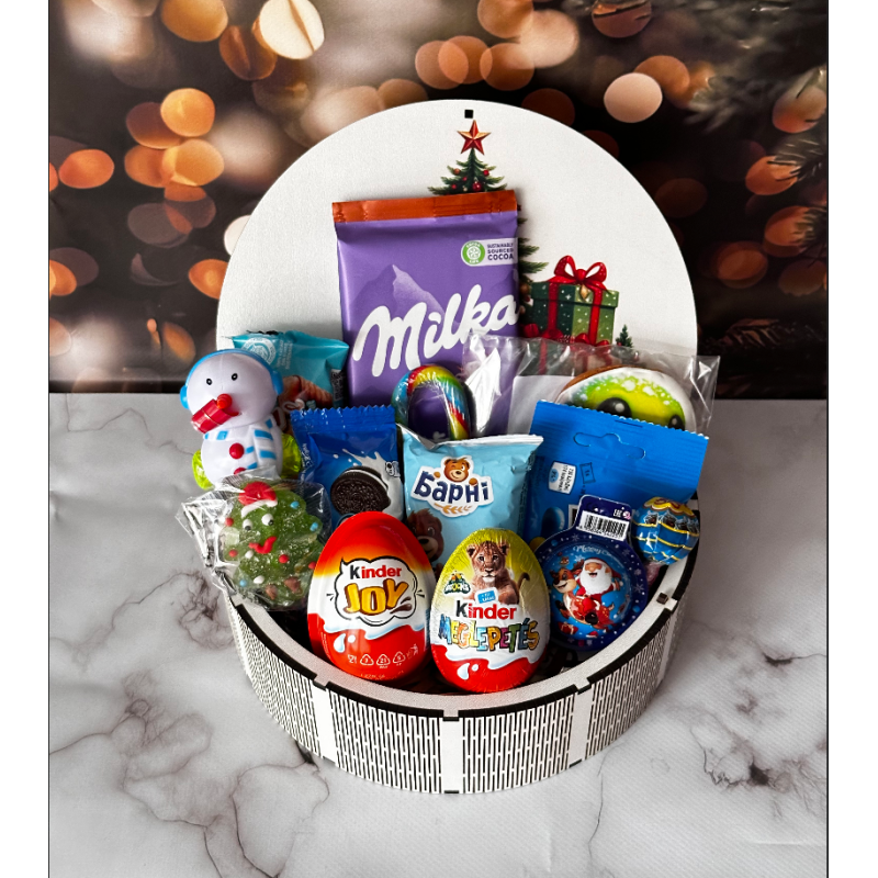 Новорічний набір солодощів красива подарункова коробка цукерок та шоколадок. Новорічний набір солодощів красива подарункова коробка цукерок та шоколадок.