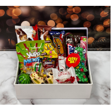 Солодкий набір цукерок красива подарункова коробка цукерок та шоколадокна 8 березня