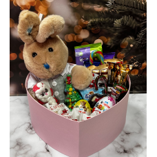 Подарунковий набір цукерок з іграшкою коробки у вигляді серця.подарунок на 8 березня подарунковий набір солодощів.