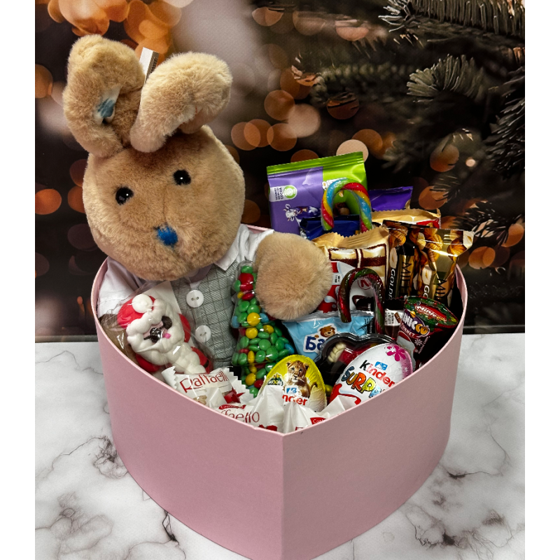 Подарунковий набір цукерок з іграшкою коробки у вигляді серця.подарунок на 8 березня подарунковий набір солодощів. Подарунковий набір цукерок з іграшкою коробки у вигляді серця.подарунок на 8 березня подарунковий набір солодощів.