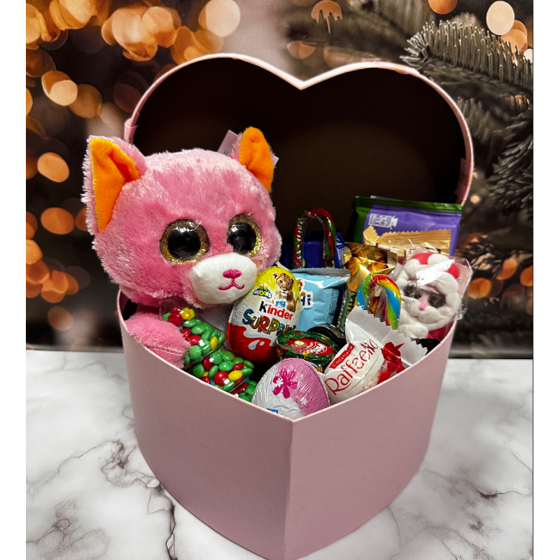 Набір цукерок з іграшкою коробки у вигляді серця подарунковий набір солодощів. Набір цукерок з іграшкою коробки у вигляді серця подарунковий набір солодощів.