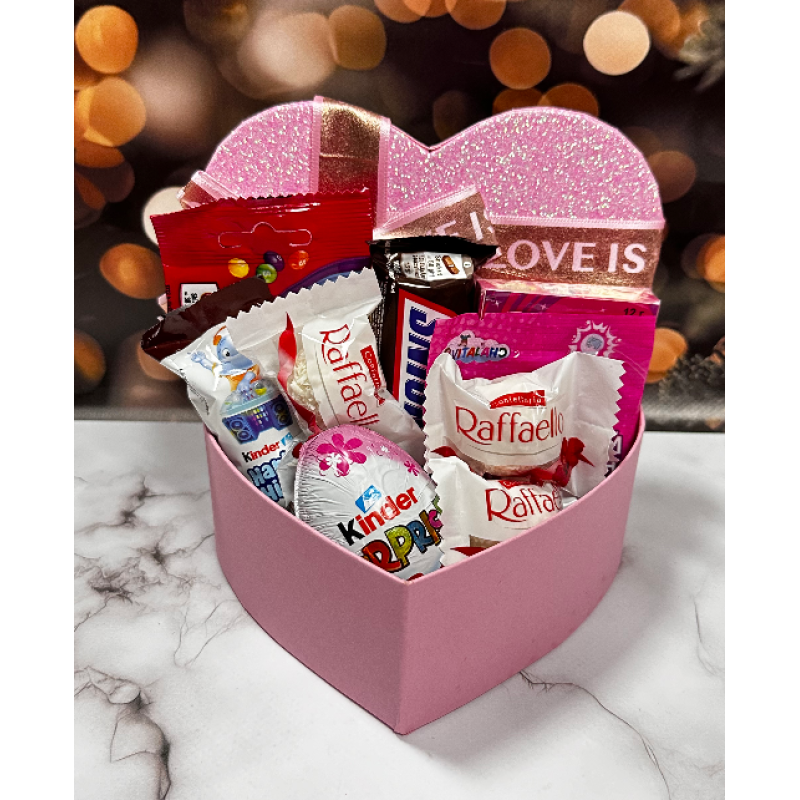 Солодкий набір цукерок красива подарункова коробка цукерок та шоколадок для коханої на 8 березня подарунок у формі серця Солодкий набір цукерок красива подарункова коробка цукерок та шоколадок для коханої на 8 березня подарунок у формі серця