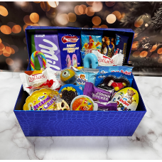 Солодкий набір цукерок красива подарункова коробка цукерок та шоколадок на 8 березня для коханої