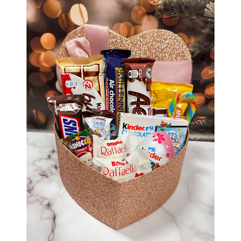 Набір цукерок коробки у вигляді серця подарунковий набір солодощів для дитини