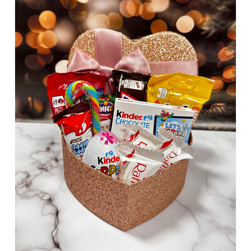 Подарунковий набір цукерок коробки у вигляді серця новорічний набір солодощів. Подарунковий набір цукерок коробки у вигляді серця новорічний набір солодощів.