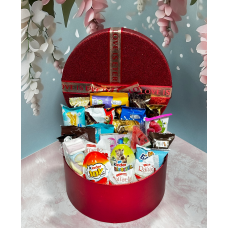 Подарунковий набір цукерок коробка Love is набір солодощів на подарунок близькій людині