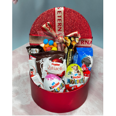 Солодкий бокс у красивій коробочці Love is набір солодощів на подарунок близькій людині 16*16*7см