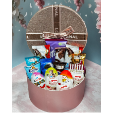 Солодкий подарунковий бокс коробка Love is набір солодощів для коханої людини