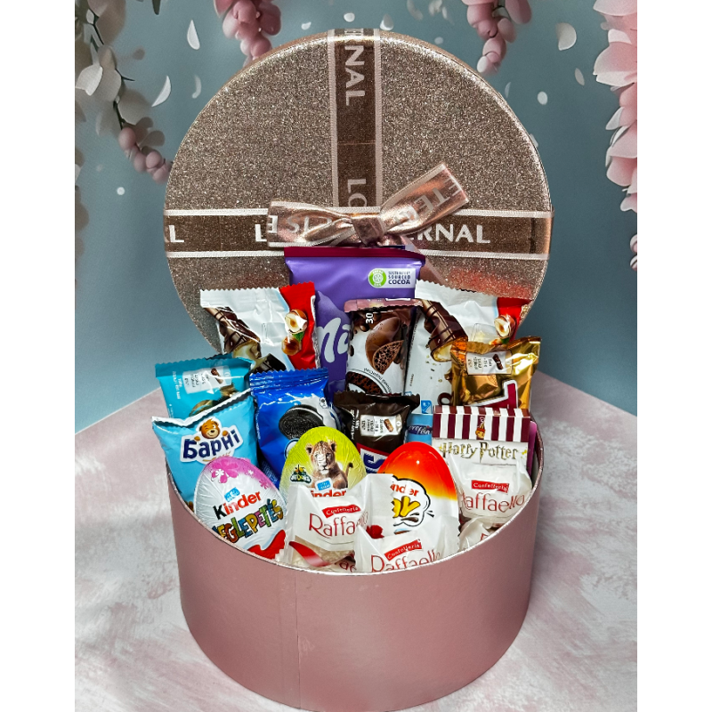 Солодкий подарунковий бокс коробка Love is набір солодощів для коханої людини Солодкий подарунковий бокс коробка Love is набір солодощів для коханої людини