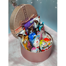 Подарунковий набір цукерок набір солодощів на подарунок близькій людині коробка Love is