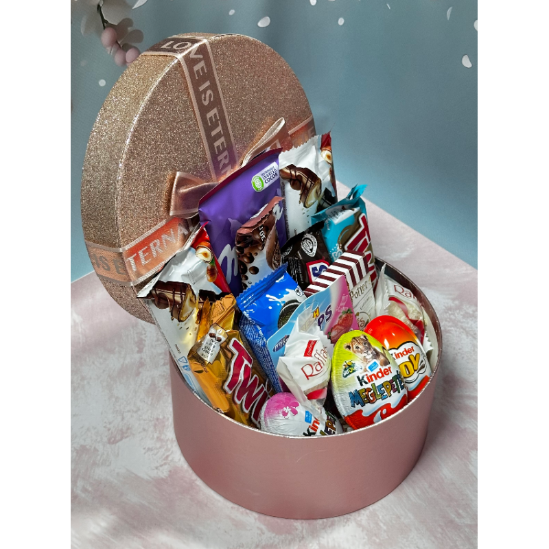 Подарунковий набір цукерок набір солодощів на подарунок близькій людині коробка Love is Подарунковий набір цукерок набір солодощів на подарунок близькій людині коробка Love is