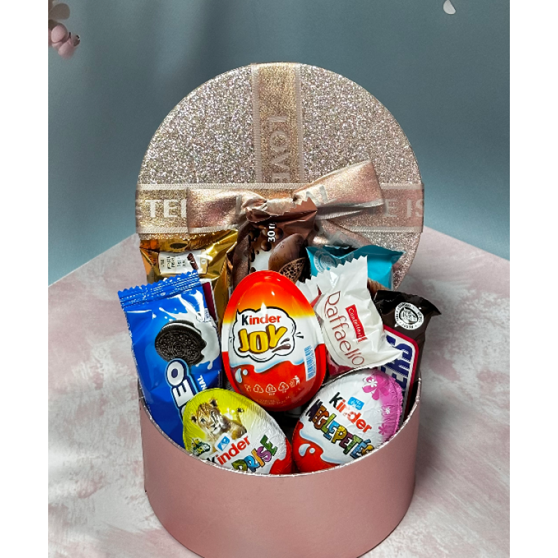 Набір цукерок набір солодощів на подарунок близькій людині коробка Love is солодкий бокс Набір цукерок набір солодощів на подарунок близькій людині коробка Love is солодкий бокс