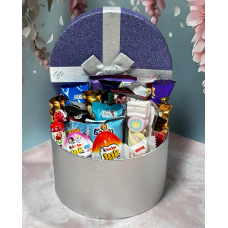 Подарунковий набір цукерок коробка Love is набір солодощів на подарунок близькій людині 23*16*10 см