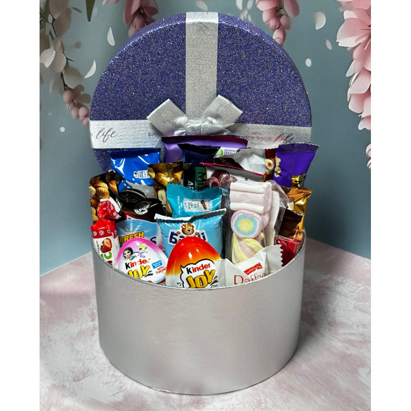 Подарунковий набір цукерок коробка Love is набір солодощів на подарунок близькій людині 23*16*10 см Подарунковий набір цукерок коробка Love is набір солодощів на подарунок близькій людині 23*16*10 см