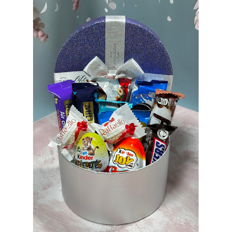 Бокс солодощів коробка Love is набір солодощів на подарунок коханій людині 21*14*8 см Бокс солодощів коробка Love is набір солодощів на подарунок коханій людині 21*14*8 см