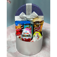 Набір цукерок Love is набір солодощів подарунковий бокс з бантиком 19*12*7 см