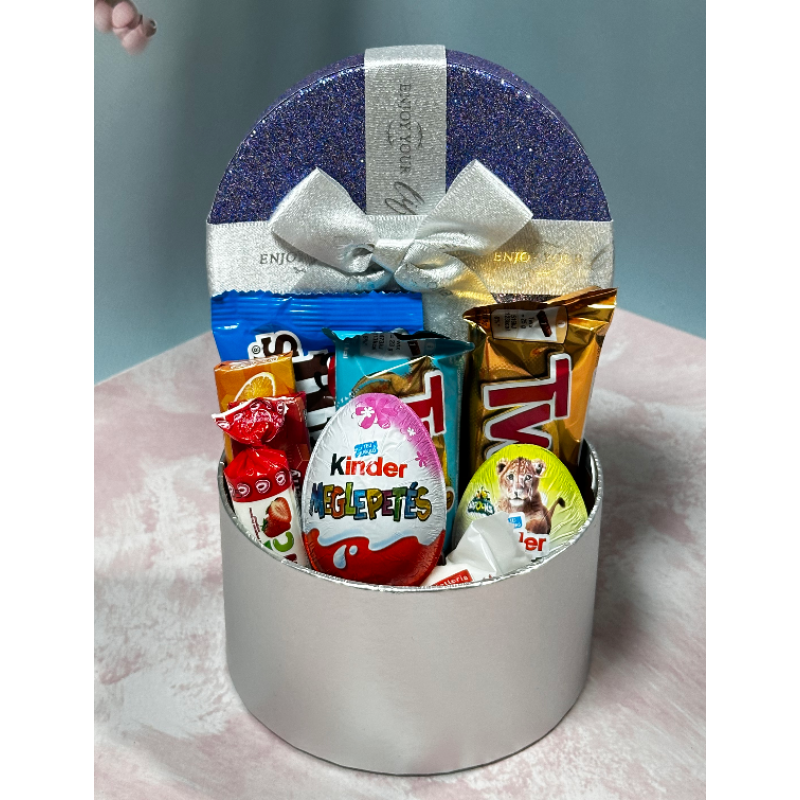 Набір цукерок Love is набір солодощів подарунковий бокс з бантиком 19*12*7 см Набір цукерок Love is набір солодощів подарунковий бокс з бантиком 19*12*7 см