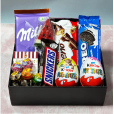 Набір цукерок подарунковий в барвистий упаковці набір солодощів на подарунок коханій людині 19*12*7