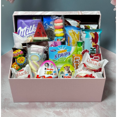 Подарунковий набір солодощів у барвистій упаковці набір цукерок на подарунок коханій людині 23*16*10 см