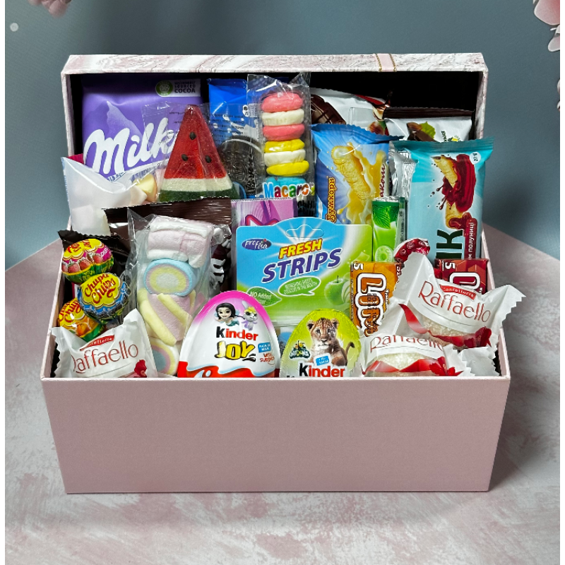 Подарунковий набір солодощів у барвистій упаковці набір цукерок на подарунок коханій людині 23*16*10 см Подарунковий набір солодощів у барвистій упаковці набір цукерок на подарунок коханій людині 23*16*10 см