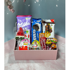 Бокс із солодощами в барвистий упаковці набір цукерок на подарунок 19*12*7 см