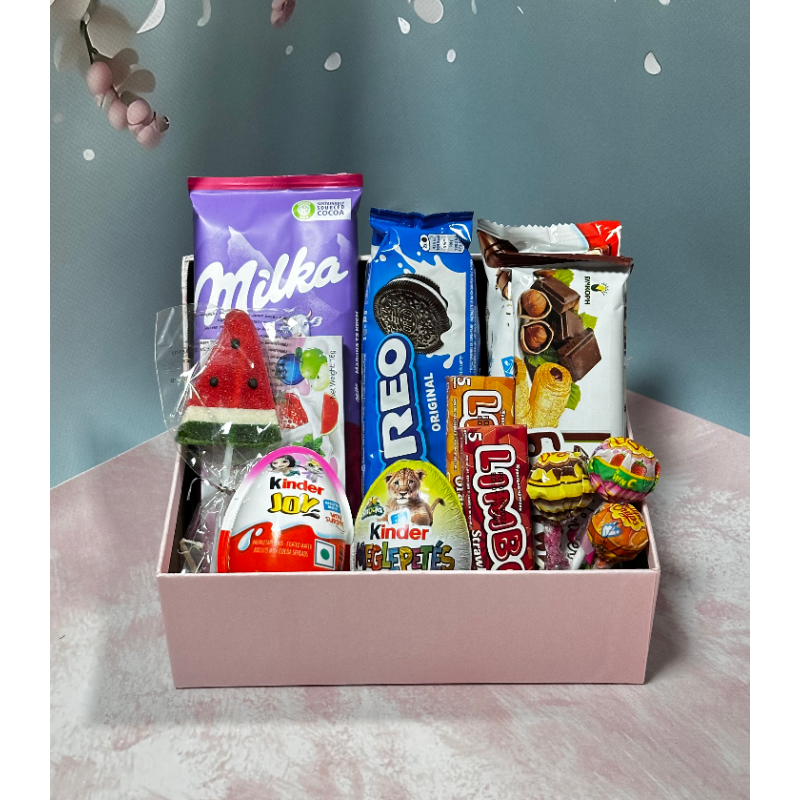 Бокс із солодощами в барвистий упаковці набір цукерок на подарунок 19*12*7 см Бокс із солодощами в барвистий упаковці набір цукерок на подарунок 19*12*7 см