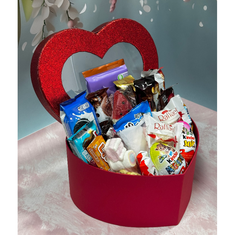 Солодкий набір подарунковий набір солодощів для коханої 17*21*10 бокс у формі серця Солодкий набір подарунковий набір солодощів для коханої 17*21*10 бокс у формі серця