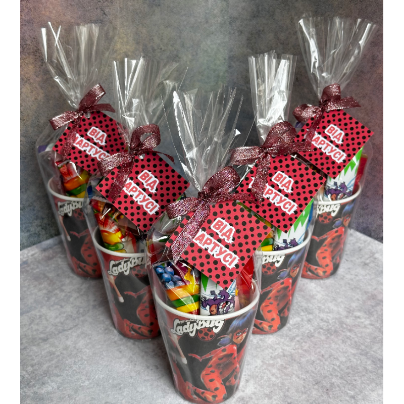 Солодка склянка для дітей, подарунок дитині з солодощів на день народження.